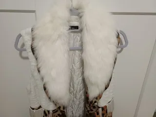 Chaleco con estampado de leopardo y cuello de pelo