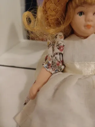 Bambola in ceramica con cappello di paglia