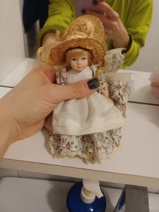 Bambola in ceramica con cappello di paglia