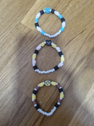 Pulseras hechas a mano con abalorios