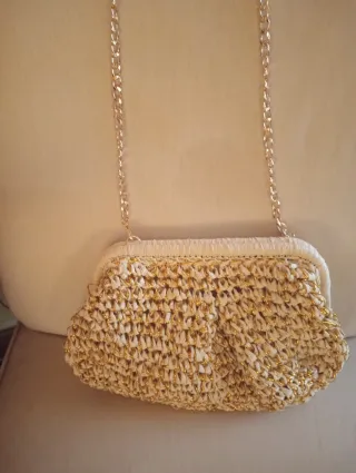 Bolso fiesta beige y dorado con cadena