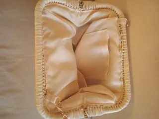 Bolso fiesta beige y dorado con cadena