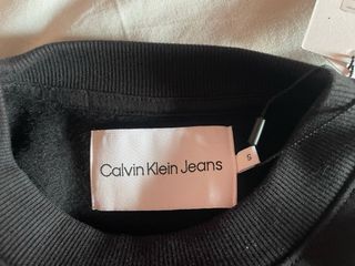 Sudadera corta negra.