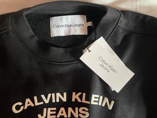 Sudadera corta negra.