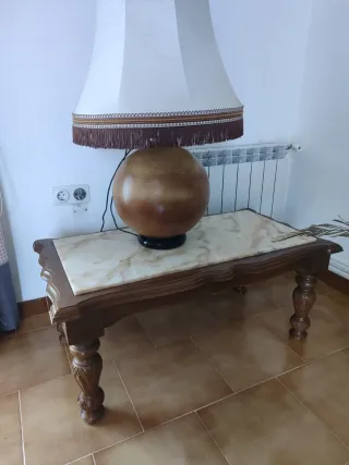 Mesa auxiliar con lámpara de mesa