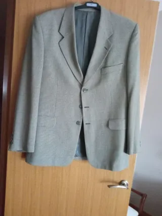 Americana beige y gris