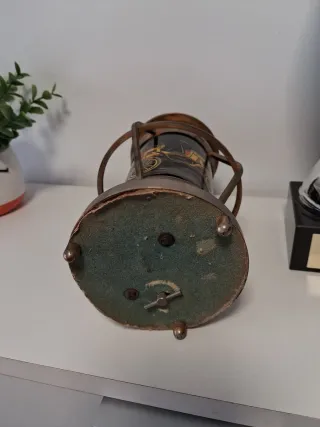 Antigua cigarrera musical con carro