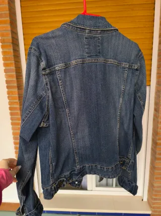 Chaqueta vaquera azul corta.