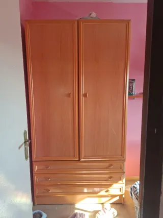 Armario de madera marrón