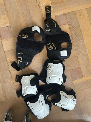 Patines en línea azules y blancos con bolsa y set.