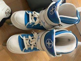 Patines en línea azules y blancos con bolsa y set.