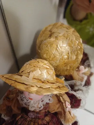 Bambola in ceramica con cappello di paglia