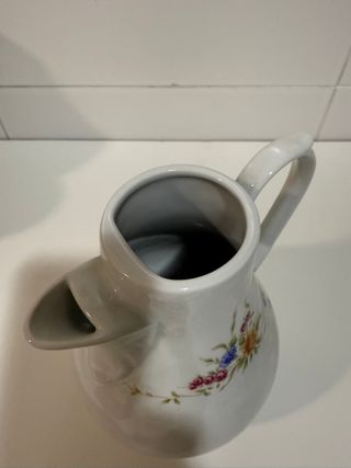 Jarra de porcelana con flores