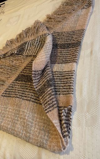 Poncho de lana con flecos