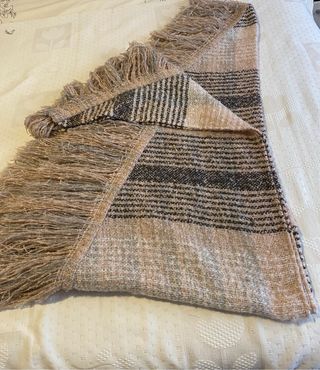 Poncho de lana con flecos