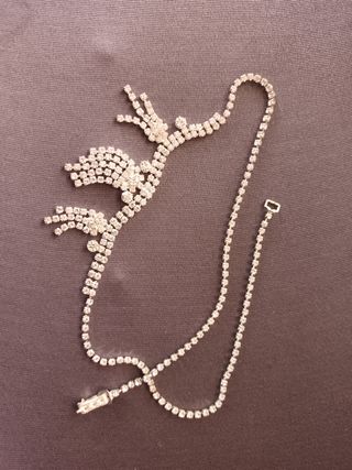 Gargantilla de strass plateada.