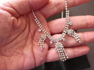 Gargantilla de strass plateada.