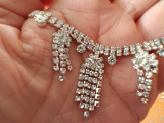 Gargantilla de strass plateada.