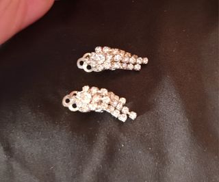 Gargantilla de strass plateada.