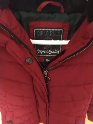 Chaqueta roja acolchada con capucha
