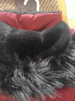 Chaqueta roja acolchada con capucha