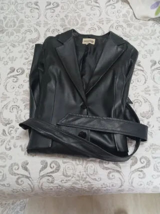 Abrigo polipiel negro El Corte Inglés