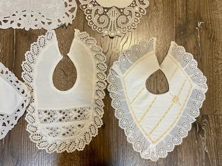 Lote 5 cuellos o baberos bebé de encaje antiguos