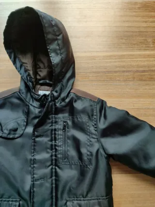 Abrigo negro con capucha