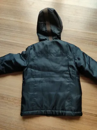 Abrigo negro con capucha