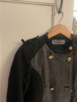 Abrigo Stradivarius negro y gris