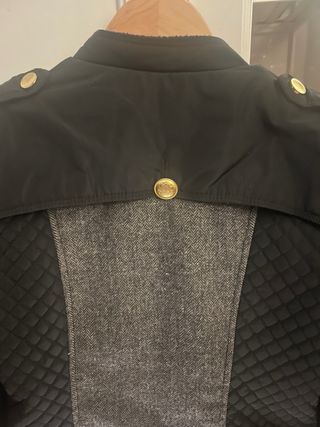 Abrigo Stradivarius negro y gris