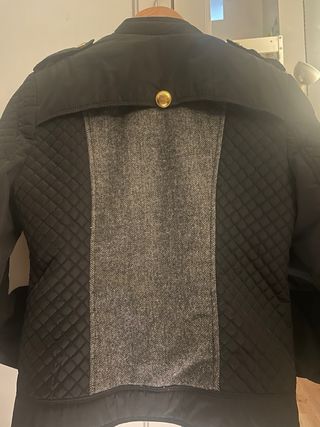 Abrigo Stradivarius negro y gris