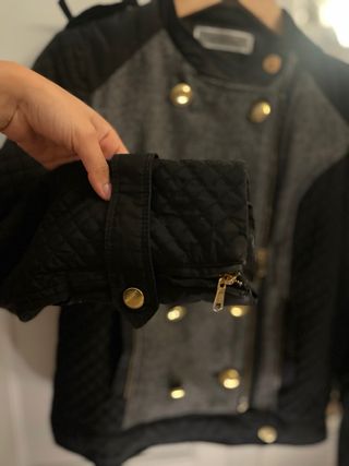 Abrigo Stradivarius negro y gris