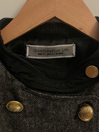 Abrigo Stradivarius negro y gris