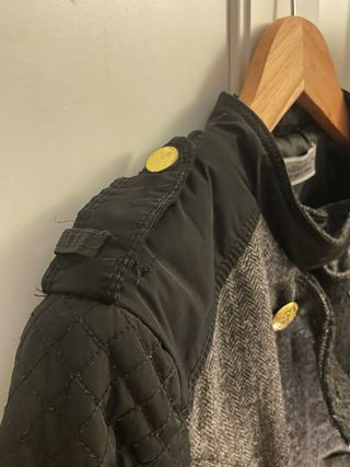 Abrigo Stradivarius negro y gris