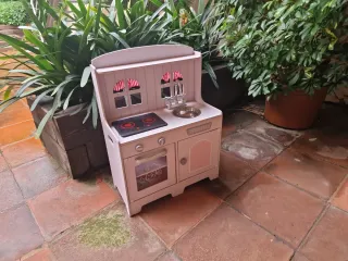 Cocina de madera para niños con diseño