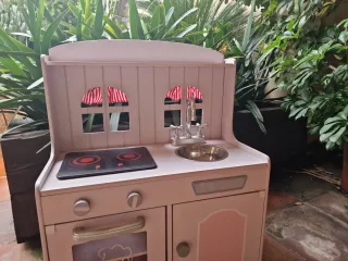 Cocina de madera para niños con diseño