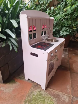 Cocina de madera para niños con diseño