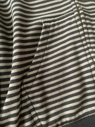 Chaqueta de rayas gris y negra