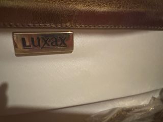 Bolso de fiesta morado y dorado.