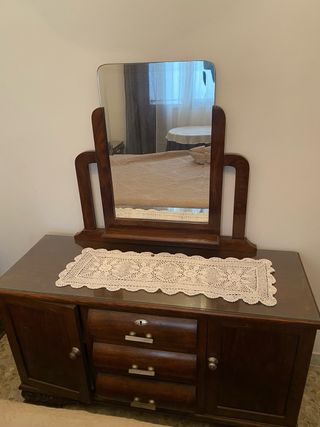 Ropero, cómoda y mesitas de noche antiguas