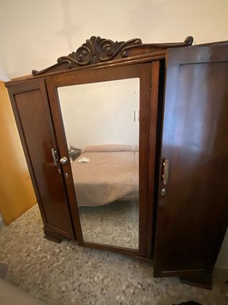 Ropero, cómoda y mesitas de noche antiguas