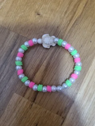 Pulsera con tortuga y perlas