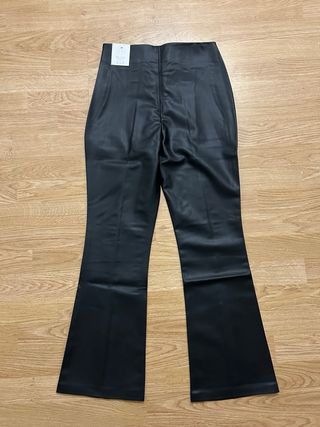 Pantalones Zara efecto piel acampanados