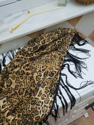 Blusa abierta con estampado animal print