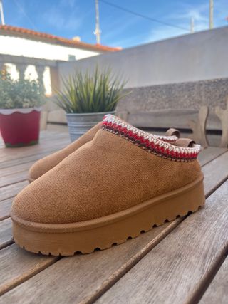 Zuecos plataforma niña marrones