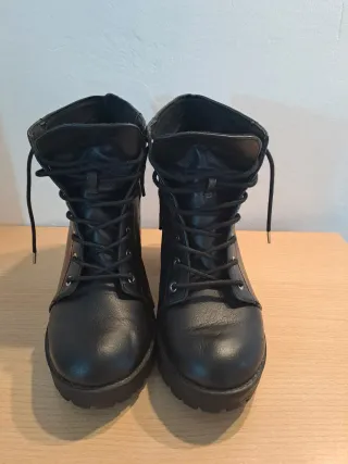 Botas negras con cordones y tacón grueso
