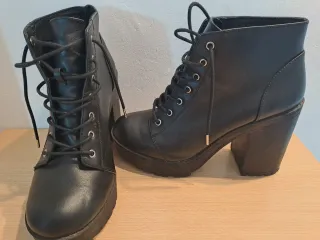 Botas negras con cordones y tacón grueso