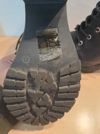 Botas negras con cordones y tacón grueso