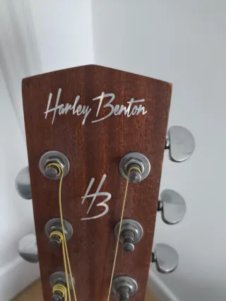 Guitarra Mini Harley Benton con funda y soporte.